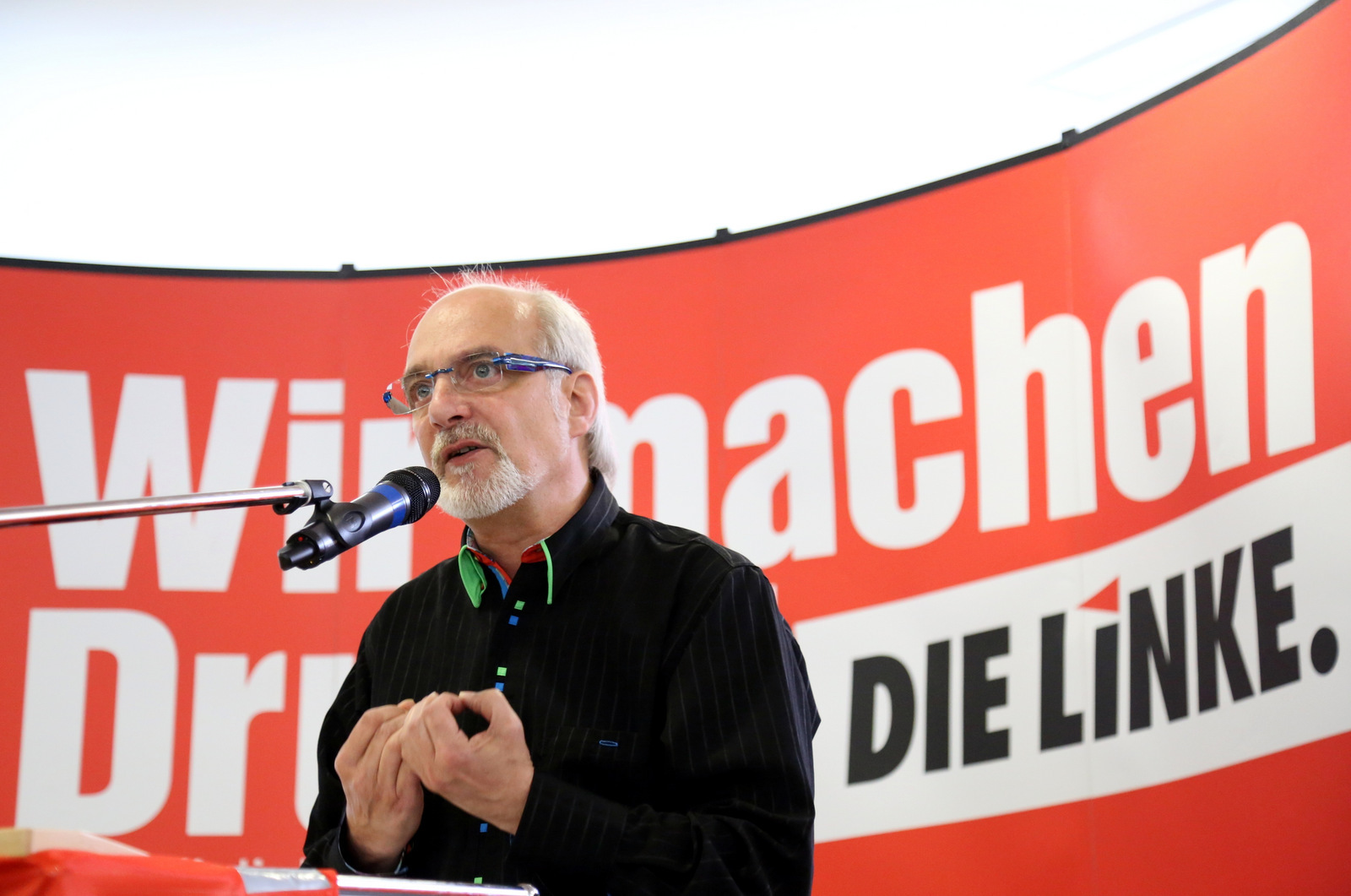Günter Blocks auf dem Landesparteitag: „Mit dem Armuts-Thema sind wir ganz nah an den Nöten einer immer größer werdenden Zahl von Menschen in diesem Land: Neben Erwerbslosen sind Kinder und Jugendliche die am stärksten von Armut betroffene Gruppe: Fast ein Viertel aller Kinder und Jugendlichen in NRW leben unterhalb der Armutsgrenze. Hier im Ruhrgebiet sind es noch weitaus mehr."