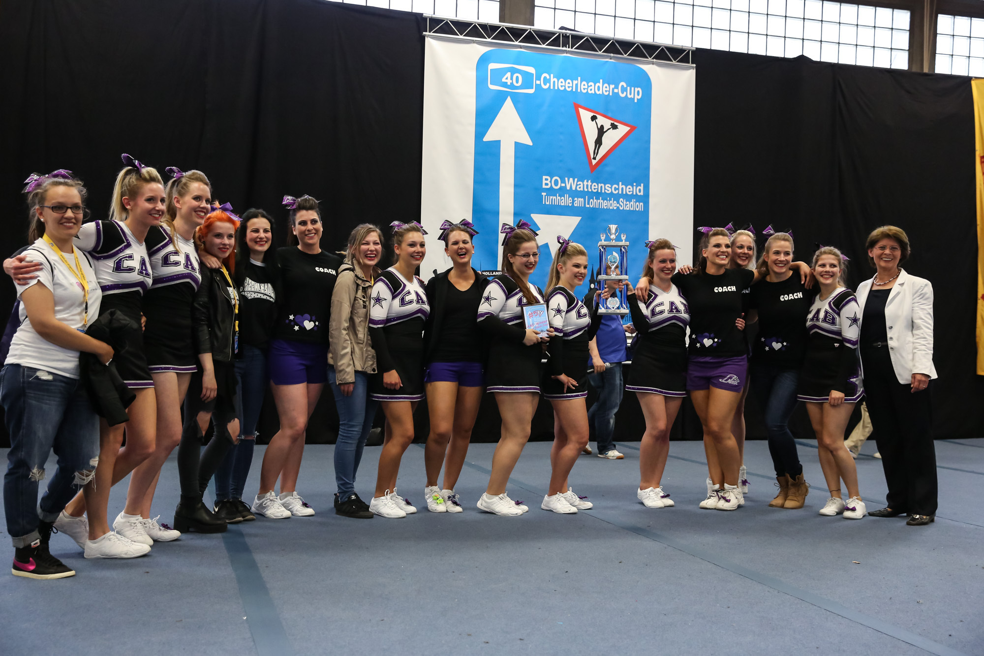 A40-Cheerleading-Cup: Gewinner in der Kategorie Senior AllGirl Cheer: Cheer Academy Bochum mit CAB Lilax bei der Siegerehrung