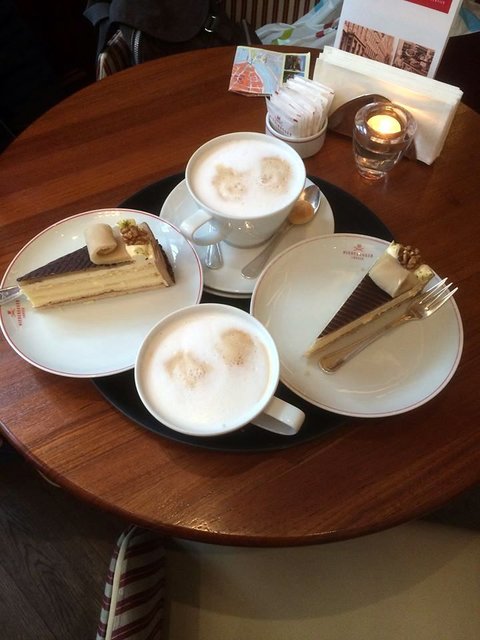 Kaffee und Kuchen bei Niederegger in Lübeck. Köstlich.