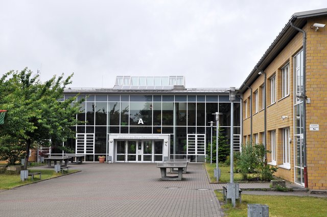 Bereits im vergangenen Sommer sollte die Johannes-Rau-Realschule eine neue Mensa erhalten, aber die Mittel standen nicht bereit. Nun wird die Maßnahme in diesen Sommerferien nachgeholt.