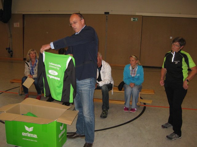 Lars Glindemann präsentiert den Aufdruck der Sportkleidung.