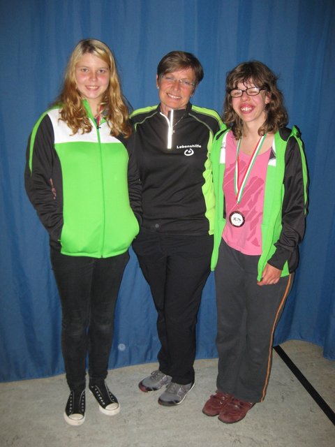 Die Mannschaft der Lebenshilfe, die zu den SO Welt-Sommerspielen fliegt: von li. Sandra Edler, Gudrun Kronenberg (Coach), Sandra Petzoldt.