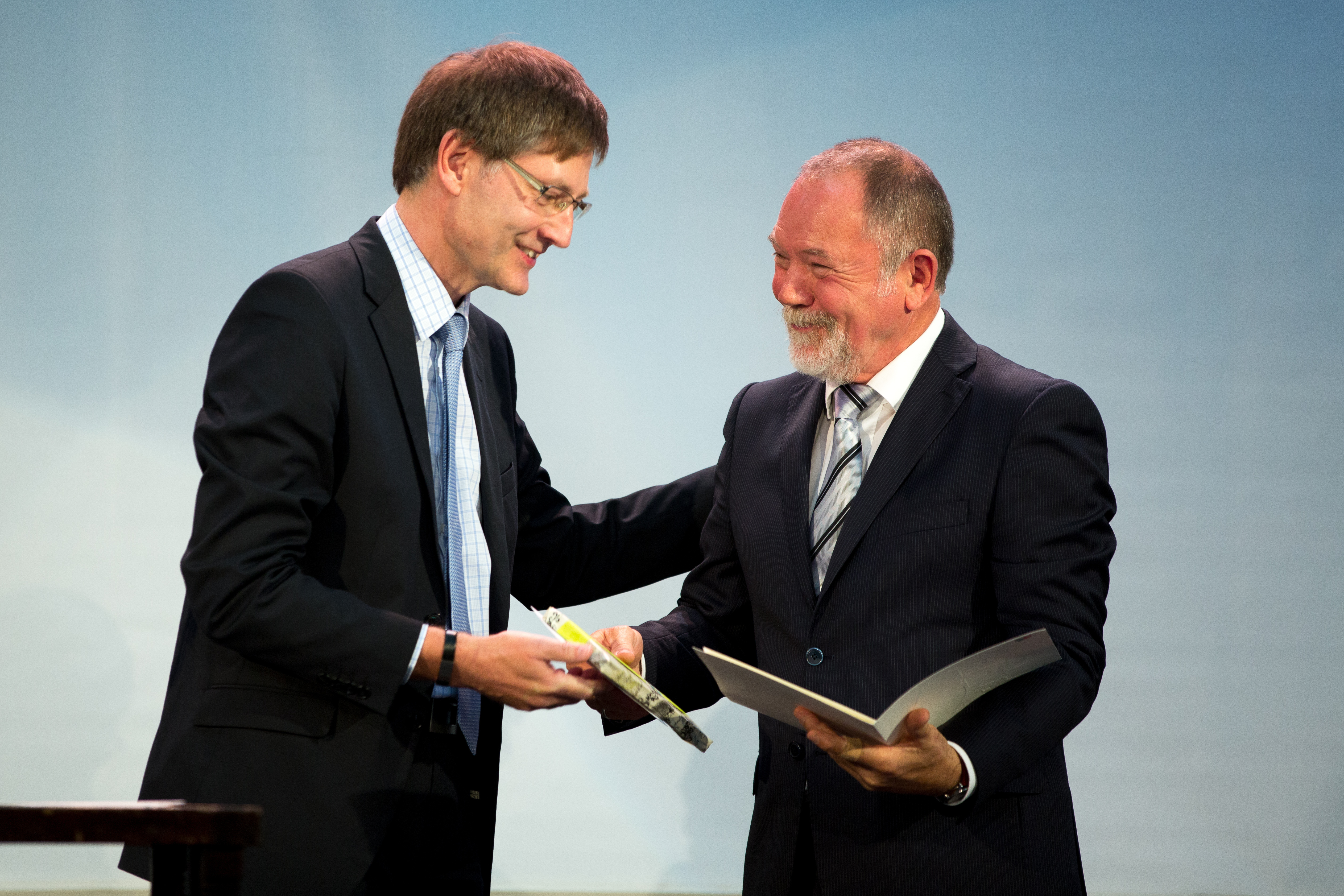 Schuldezernent Klaus Pläger (l.) verabschiedete Georg Altenkamp offiziell in den Ruhestand. Einen Nachfolger konnte Pläger aber noch nicht verkünden.