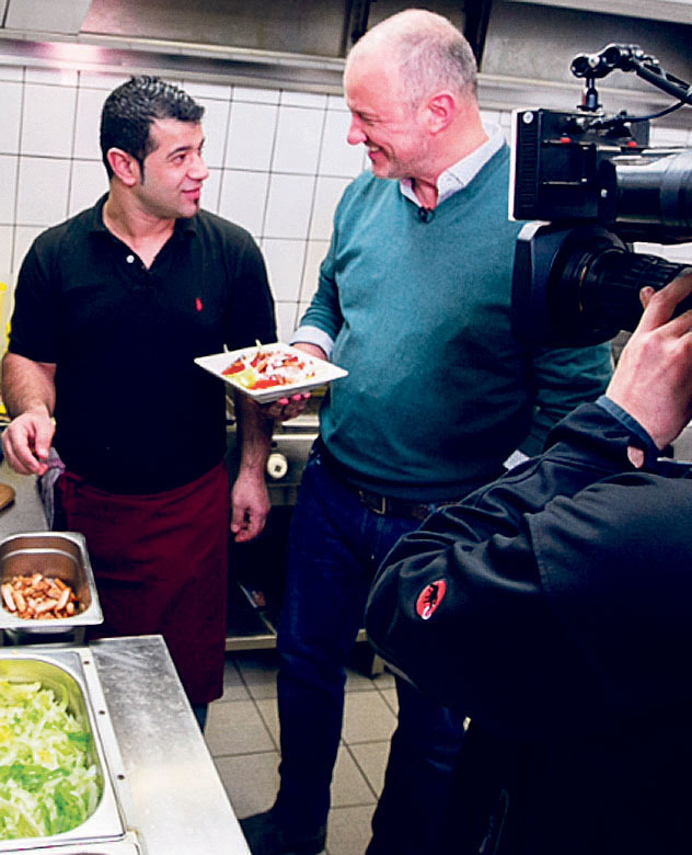 Zehn Tage lang dauerten die Renovierungs-, Modernisierungs- und vor allen Dingen Dreharbeiten im "pottburger" in Schultendorf. Dabei sparte der bekannte TV-Sterne-Koch Frank Rosin nicht mit guten Tipps für Wirt und Küchenchef Besim Irak.