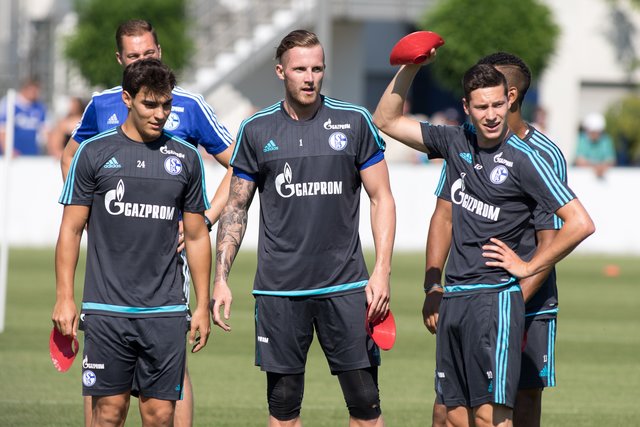 Kaan Ayhan, Ralf Fährmann und Julian Draxler (v.l.) beim ersten Schalke-Training.