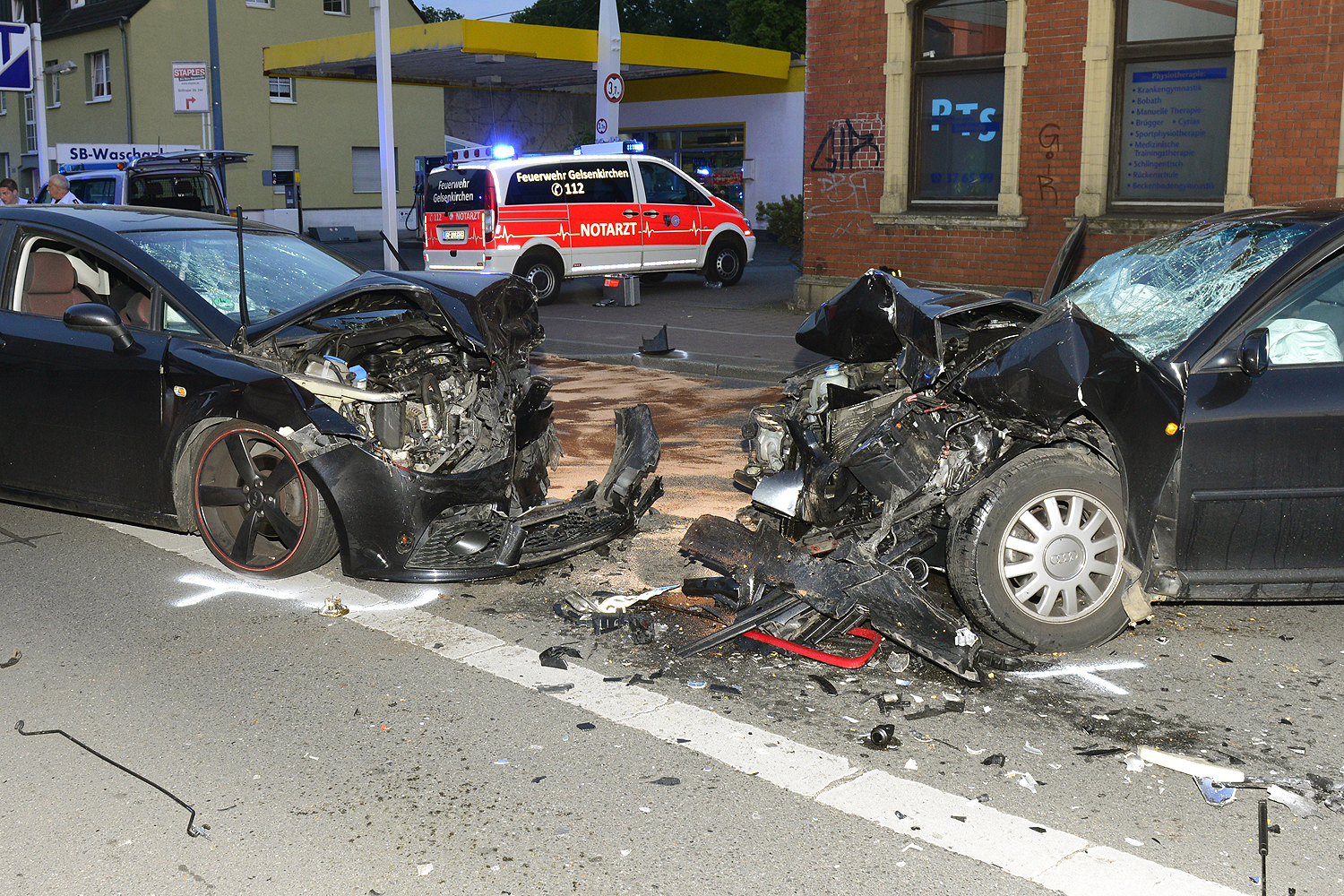 Ein schwerer Unfall, in den 4 Fahrzeuge verwickelt wurden, ereignete sich kurz vor der Kreuzung Hegestr./Marcq-en-Baroeul-Str., direkt parallel in Höhe eines Backshops. Insgesamt 7 Verletzte, so ein Polizeisprecher, wobei über den genauen Zustand der Verletzten keine Aussagen gemacht werden konnten. Anwohner der Kirchhellener Str. äußerten sich fassungslos über die "Rennstrecke", wie sie von der Europabrücke kommend mittlerweile in den Abendstunden unter Insiderkreisen besonders bekannt ist. Foto: Kariger