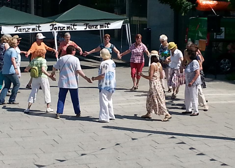 Kreistanz - Tanz mit auf dem Burgplatz