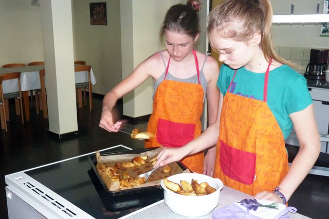 Den Spaß am Kochen, Braten und Backen entdeckten auch diese beiden jungen Teilnehmerinnen.