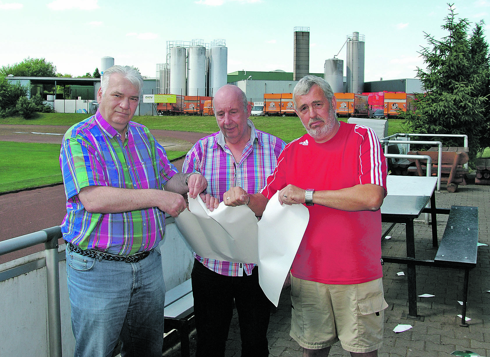 Haben die Pläne vor dem Bereket-Gelände symbolisch zerrissen - die SW 08-Vorständler (v.l.) Willi Peters, Wolfgang Mensch und Dittmar Jacobi. Foto: Peter Mohr