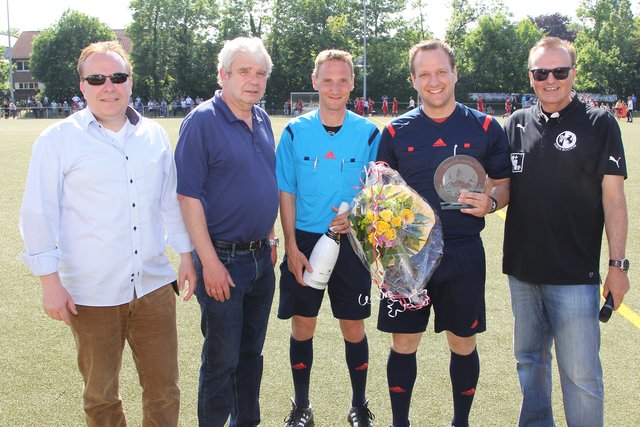 Lehrwart Heiko Schneider (v. l.), Gruppenobmann Hans-Gerd Henning, die beiden scheidenden Schiedsrichter Dennis Melsa und Thomas Altgeld sowie der stellvertretende Kreisschiedsrichterobmann, KSO, Bochum Klaus-Dieter Leiendecker.