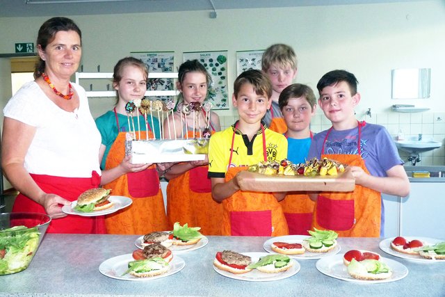 Stolz präsentierten die Kids ihre selbst zubereiteten Hamburger und Früchtespieße. | Foto: Sürder