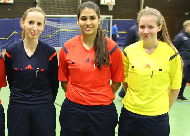 Jessica Gröger (v. l.), Elham Mehri sowie Lea Bramkamp wurden al Schiedsrichter-Assistentinnen für die B-Juniorinnen Bundesliga nominiert.