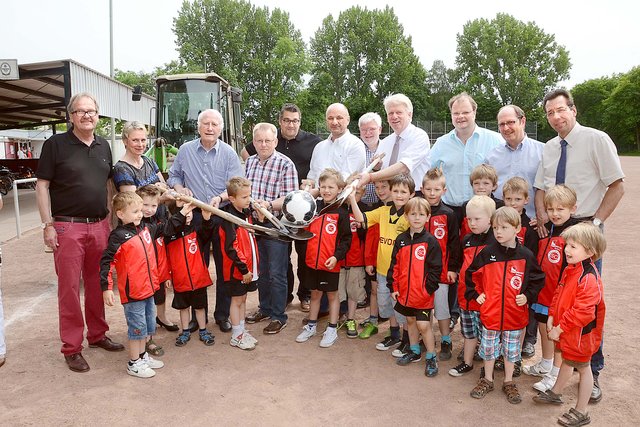 80 Jahre wird der Dortmunder Hans Tilkowski (hinten, 3.v.l.) am morgigen Sonntag, 12. Juli. Der gebürtige Husener war als Fußballtorwart unter anderem beim SV Husen, bei Borussia Dortmund und in der Nationalmannschaft aktiv, wurde 1966 Vize-Weltmeister. Wer kennt nicht das berühmte Wembley-Tor? Aber auch für den SC Husen-Kurl hat er sich immer eingesetzt, hier beim offiziellen Spatenstich für den Kunstrasenplatz im Husener Eichwaldstadion 2014. | Foto: Schmitz