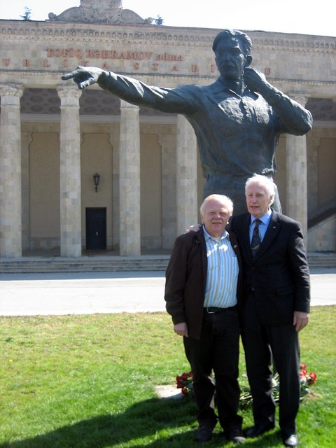 Der Fußball-Nationaltorwart Hans Tilkowksi (r.) und
Kamens Schriftsteller Heinrich Peuckmann vor dem
Denkmal des Linienrichters Tofiq Bachramov in Baku, Aserbaidschan. | Foto: Peuckmann, Tilkowski