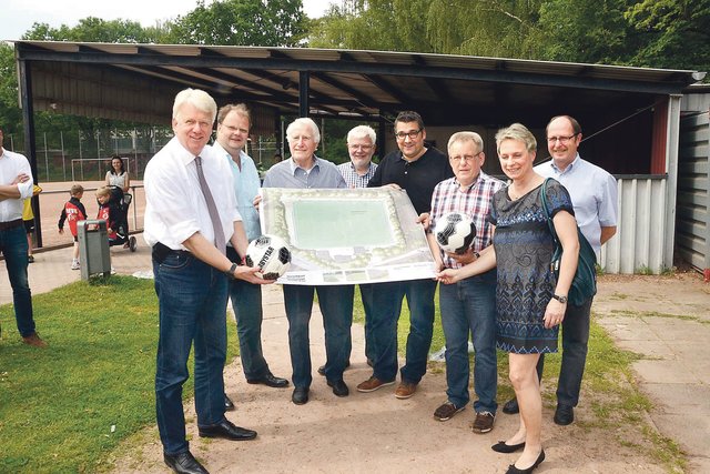 Auch für den (mittlerweile realisierten) Kunstrasenplatz des SC Husen-Kurl setzte sich der gebürtige Husener, Fußball-Legende Hans Tilkowski (3.v.l.), ein. | Foto: Schmitz
