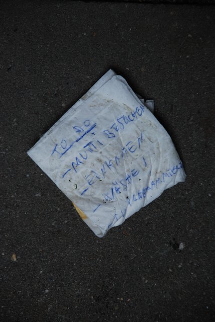 Zettel, wie diese weggeworfene Aufgabenliste, berichten von Bergkamen in der Mitmach-Kunst von Brandstifter.