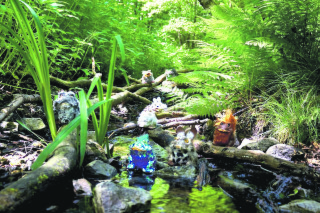 Vom Wald aus ging es für die Frotterlinge auf den langen Weg in die Innenstadt. Der Eroberungsfeldzug der knuffigen Gesellen wurde von ihrer Schöpferin dokumentiert.