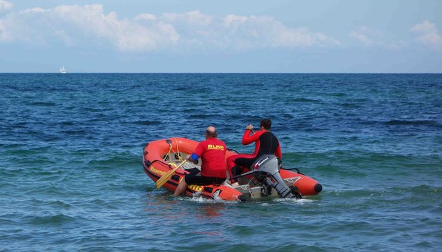 Einsatzboot „AK41“ geht auf Kontrollfahrt. Weil es noch im Schwimmerbereich ist,
müssen die Bootsleute paddeln, bevor sie mit Motorkraft weiterfahren können.