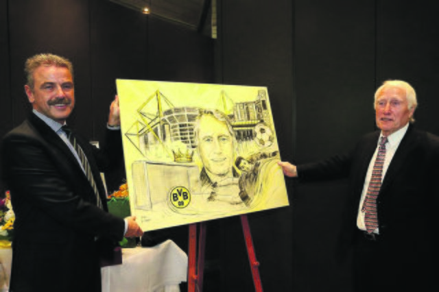 Spielbankdirektor Jürgen Hammel (l.) gratulierte Hans Tilkowski zu seinem 80. Geburtstag mit einem Bild der Künstlerin Bettina Brökelschen. | Foto: privat