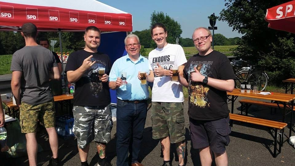 Jochen Gottke (Mitte) mit Hendick Kratzin (rechts)