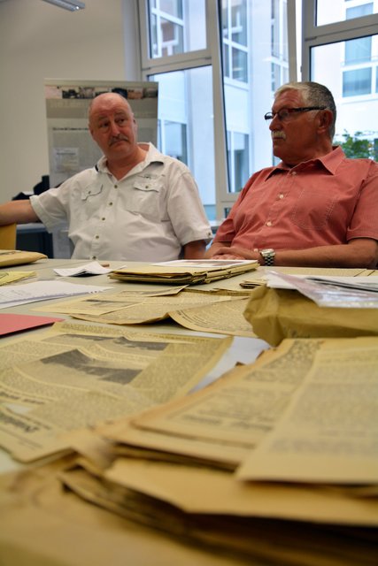 Auch Heinrich Neumann (l.) vom REVAG-Geschichtsverein beteiligt sich an der Recherche im Stadtarchiv. Dem gebürtigen Ellinghorster ist besonders die ehemalige Barackensiedlung ein Anliegen.