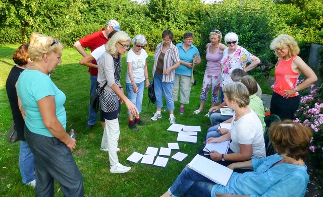 Gemeinsam begutachteten die Kursteilnehmer von balou und Ev. Familienbildung die bei „Begegnung in Bewegung“ in der Gartenanlage „An der Asselburg“ entstandenen Zeichnungen, mit denen die Schüler von Künstlerin Cornelia Regelberger aus Brackel die Bewegungen der Qi Gong-Kursteilnehmer von Heilgymnastik-Lehrerin Petra Höch aus Wickede beim Treffen in Asseln aufs Papier gebannt hatten. | Foto: Sürder