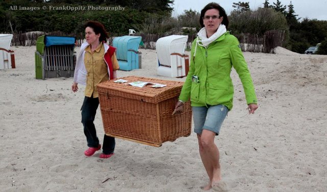 Tierärztin Janine Bahr (l.) und Inga Mehner auf der Suche nach der gemeldeten Seerobbe.