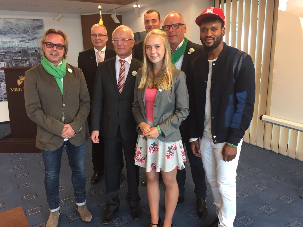 von links Frank Buchheister, Arnd Brechmann, OB Reinhard Paß, Janina Quanz, Felix zur Nieden, Freddy Fischer und Guillit Komba Okalo