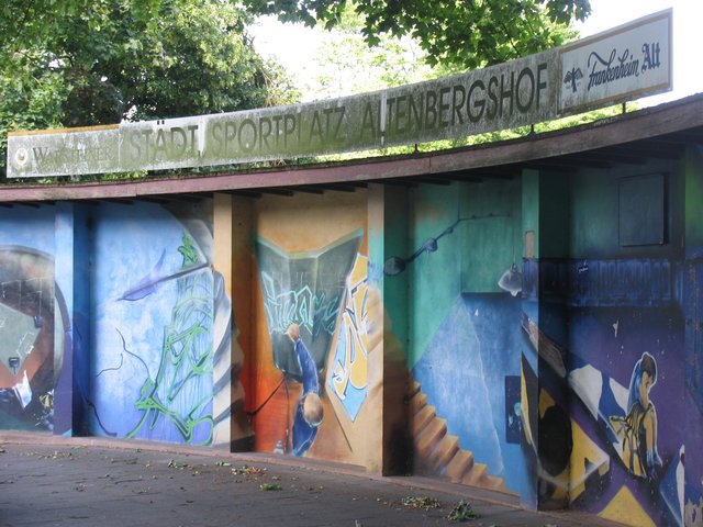 Wer genau hinschaut, kann es noch lesen: Städt. Sportplatz Altenbergshof. Auf dem Gelände nahe der Grillostraße bzw. der B224 sollen Flüchtlinge eine vorübergehende Unterkunft erhalten.