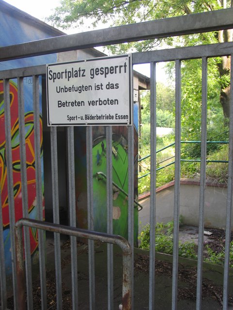 Noch ist am alten Sportplatz Altenbergshof im Nordviertel alles verriegelt, sind große Teile des Geländes mit Unkraut zugewachsen. Die Fläche lässt sich jedoch relativ leicht für den Aufbau von festen Zelten vorbereiten.