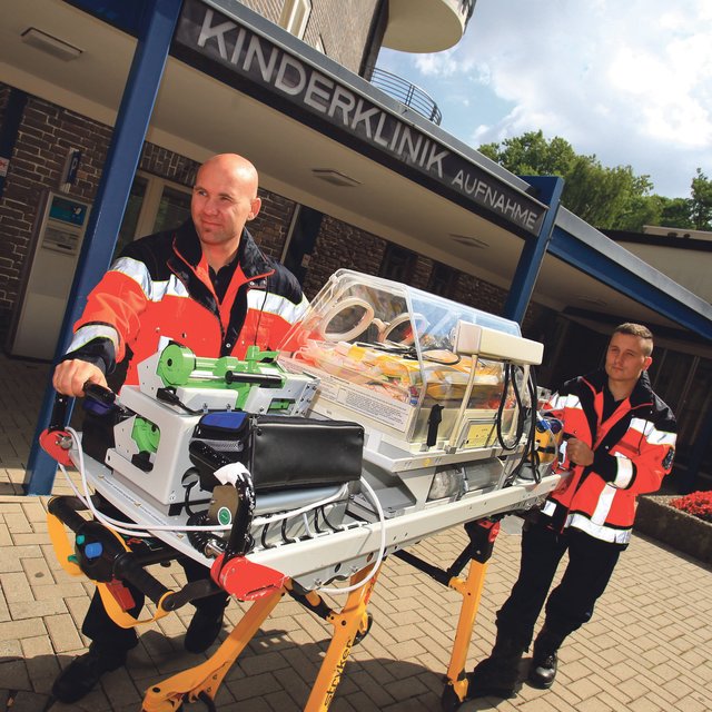 Vorbereitung zum Transport: Die Rettungssanitäter (v. l.) Sebastian Junge und Sascha Brzezina holen den „Brutkasten“ ab und laden ihn in den Rettungswagen ein.