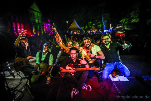 Die Band "Das Wunder" bringt mit guter Laune und Hits den Kamener Markt am letzten Sommerferienwochenende 2015 in Bewegung.