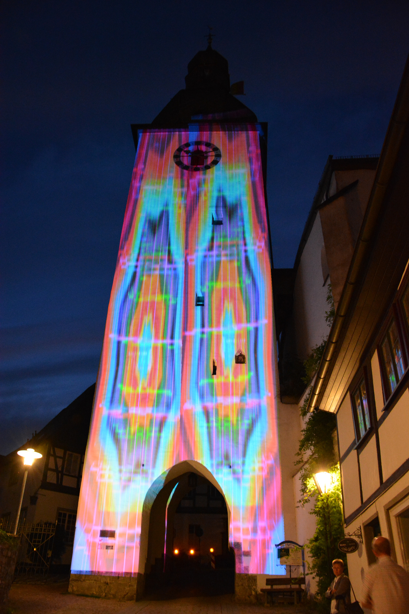 Tolle Ansichten eines Glockenturms - für die sorgte im Rahmen des Kunstsommers Tom Ludwig ("Onetronic") aus Neheim. Fotos: Albrecht