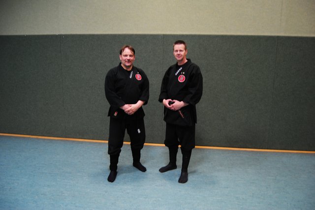 Carsten Fischer (li.) und Ulrich Brömmelhaus (re.), beide 8. Dan Bujinkan Budô, werden am 16.08. beim TV Wanne unterrichten