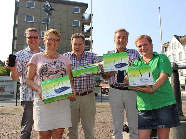 Für ein modernes Miteinander - Ronny Gängler, Freifunker Arnsberg (v.li), Helene Frikkel (Stadtbücherei Hüsten), Rupert Schulte (VGH), Werner Ebbert (VGH) und Angelika Geue (VGH).