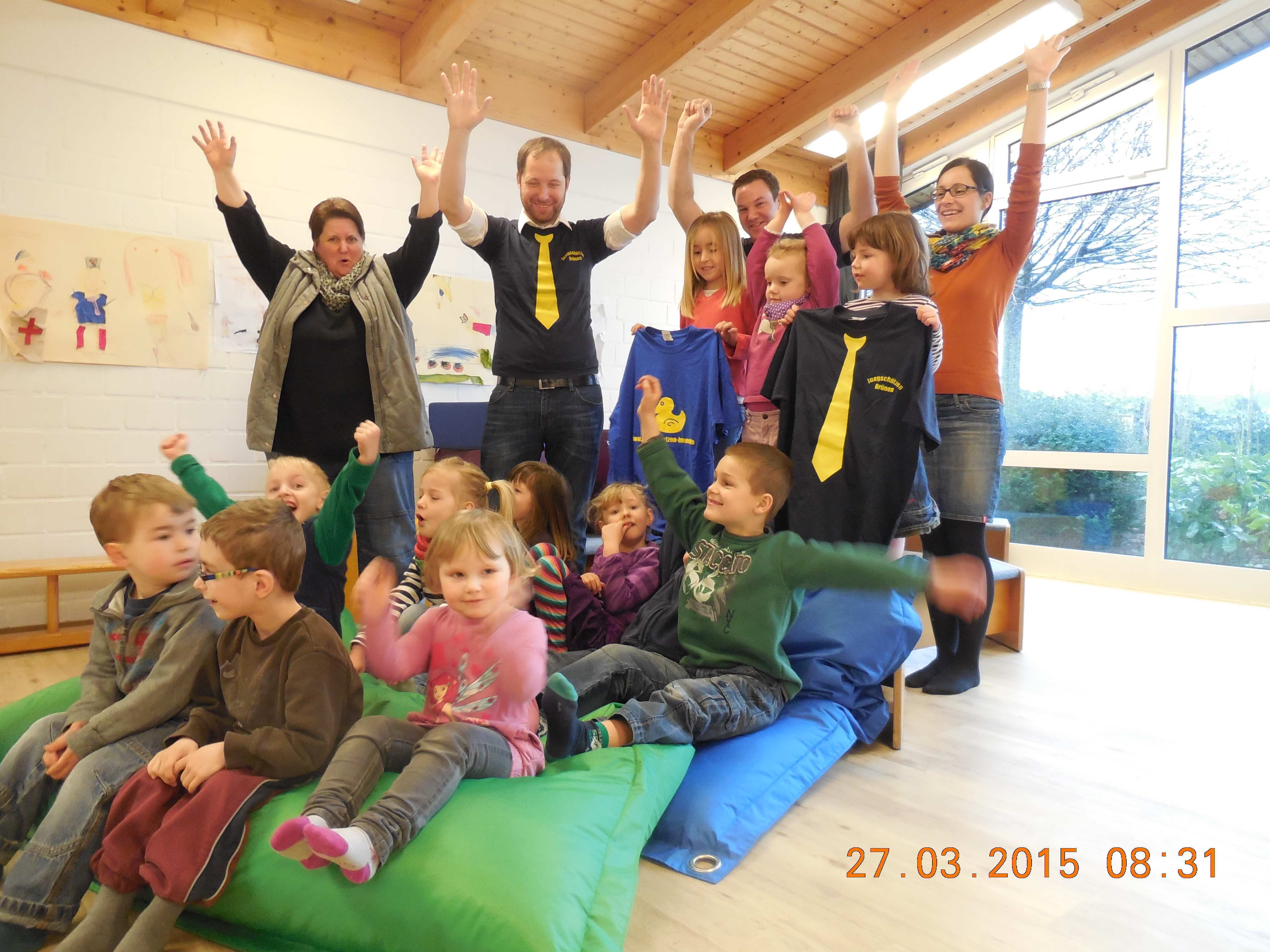 Die Mühlenbergkinder und ihre Kindergartenleiterin Susanne Wüpping (li.) freuen sich über die Spende der Jungschützen Brünen