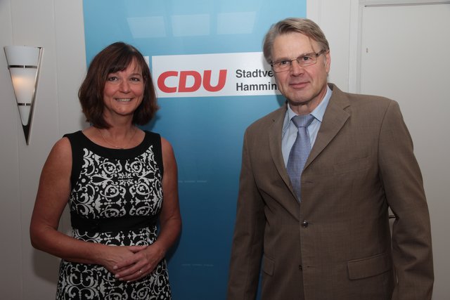 Roswitha Bannert-Schlabes heißt Heinrich Bottermann willkommen.