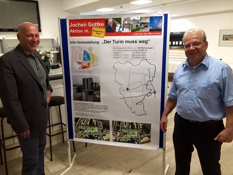 Verständlich aufbereitete Fakten-Informationen über Beamer und Plakate - Kandidat Jochen Gottke (re.) mit MdL Ibrahim Yetim
