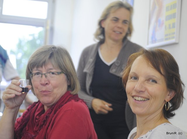 Dagmar muss auf den "Schreck" erst mal ein Schlücksken trinken... Sarina und Sabine lachen...