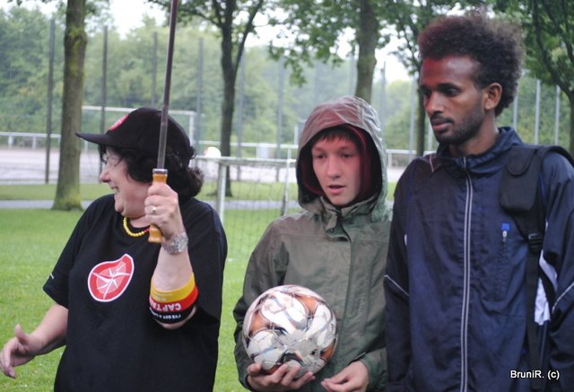 Luis hält den Ball...