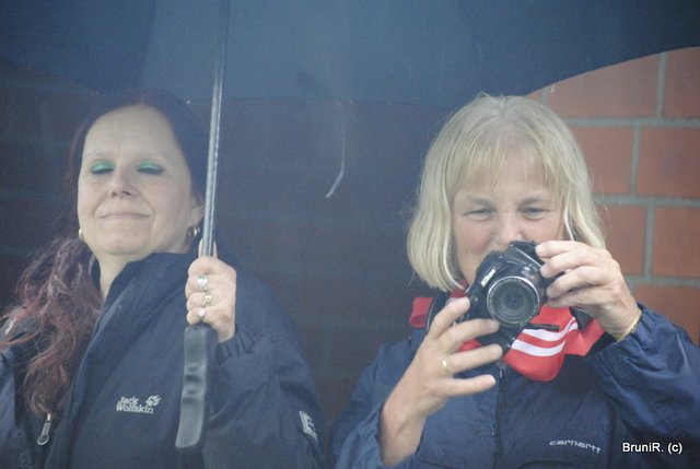 Anke... die Schirmhalterin... Hille mach Fotos!!!