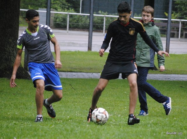 Und mittendrin... der Kampf um den Ball...