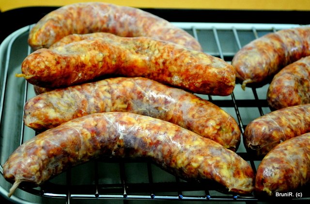 Die Mendener Würstchen von Heike liegen auffem Grill...