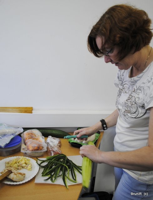 Melli schält nebenbei Gurke...