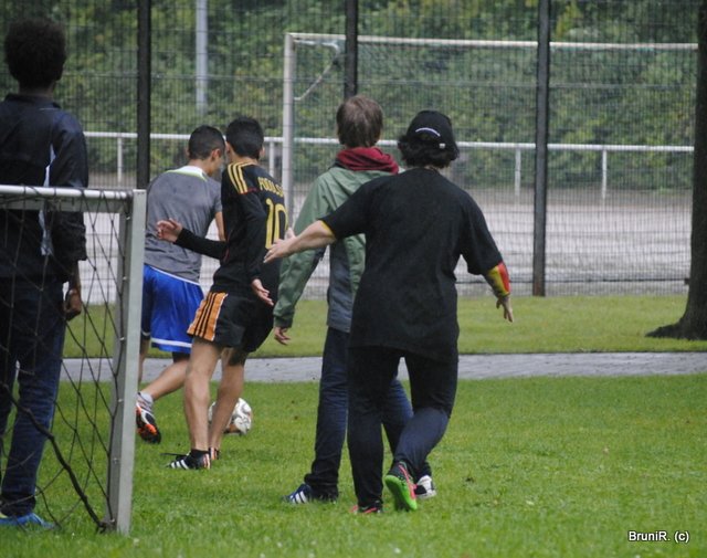 Alle hinter dem Ball her...