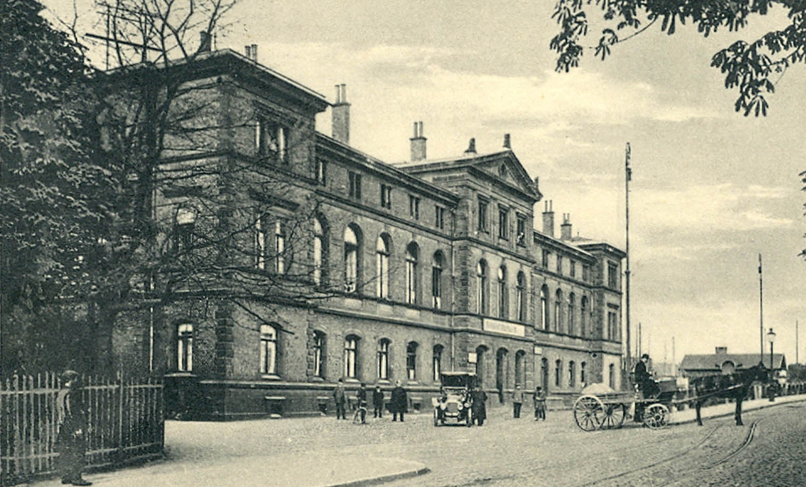 Vor dem zweiten Weltkrieg verfügte das Gebäude über insgesamt drei Stockwerke. Die Bochumer Juden-Deportationen in der Zeit des nationalsozialistischen Regimes wurden in erster Linie über den Nordbahnhof abgewickelt.