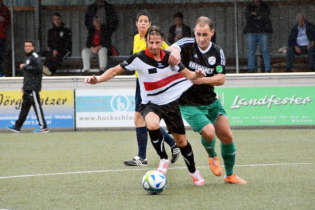 Auch Wickedes Benedict Zwahr konnte die 1:3-Heimniederlage seiner Westfalia (in Weiß) nicht verhindern. Gelobt wurde Schiedsrichterin Andrea Rath (hinten).