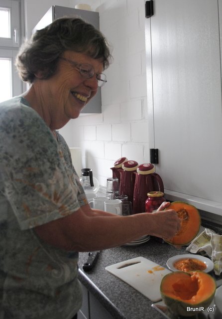 Elisabeth kümmert sich inner Küche um Melone...