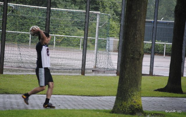 Der Ball war im AUS...