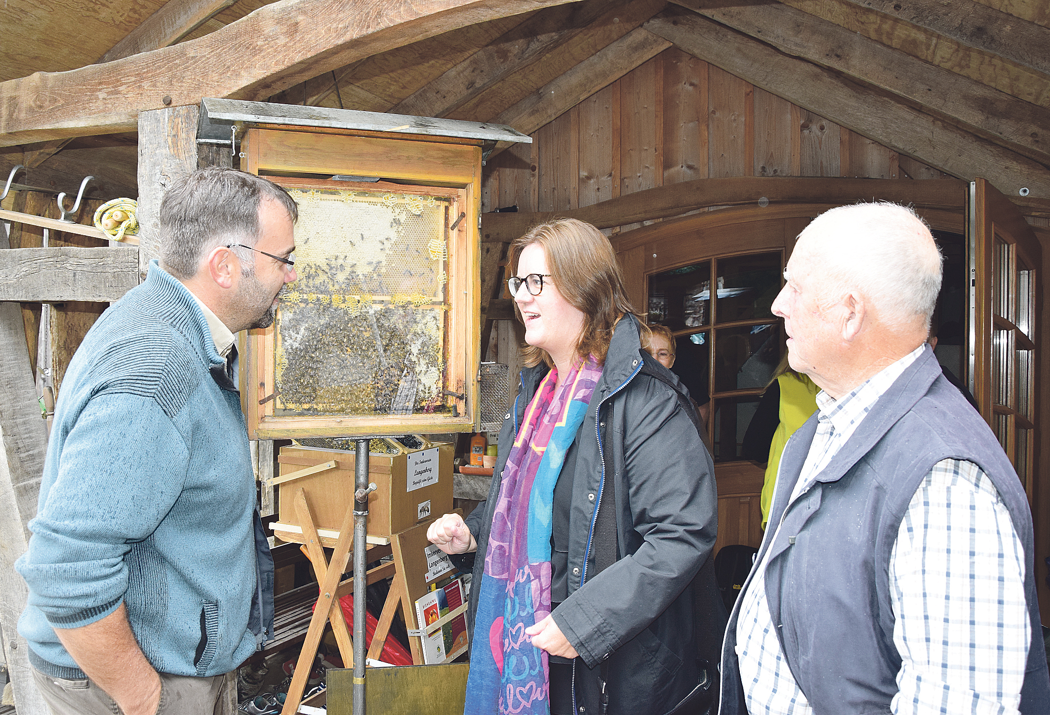 Bernd Kampmann (links) und Günther Walther, die Vorsitzenden des Langenberger Imkervereins, erklären Kerstin Griese (MdB) anhand einer Schaubeute das Leben im Bienenstock.